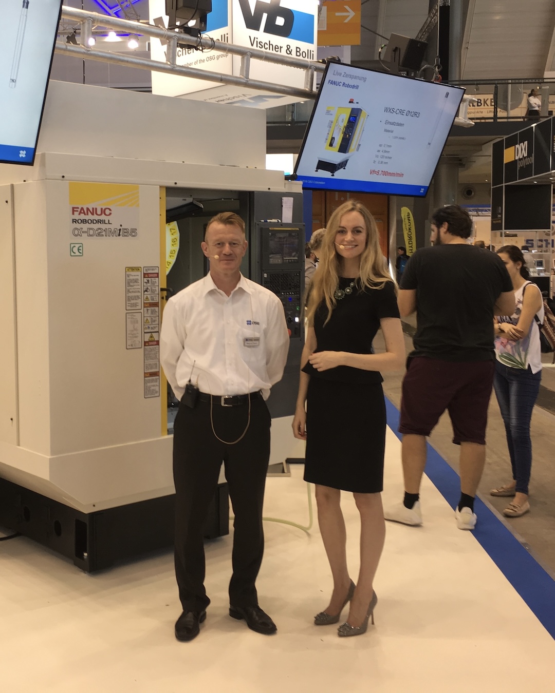 Moderatorin Janina Treis, aus Stuttgart, moderiert für OSG auf der Messe AMB in Stuttgart.