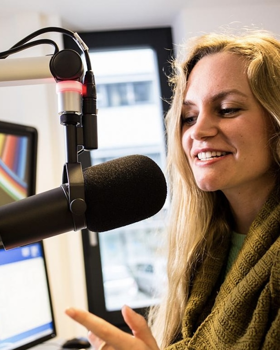 Moderatorin Janina Treis, aus Stuttgart, moderiert ihre Radiosendung.