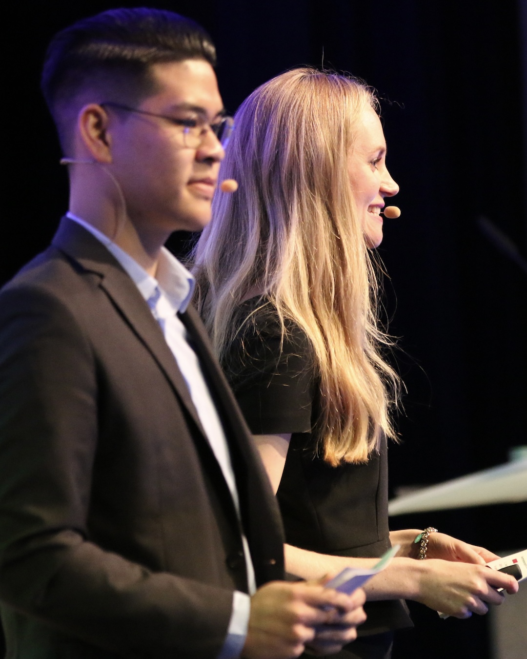 Moderatorin Janina Treis, aus Stuttgart, führt durch einen Vertriebskongress mit ihrem Duomoderator.