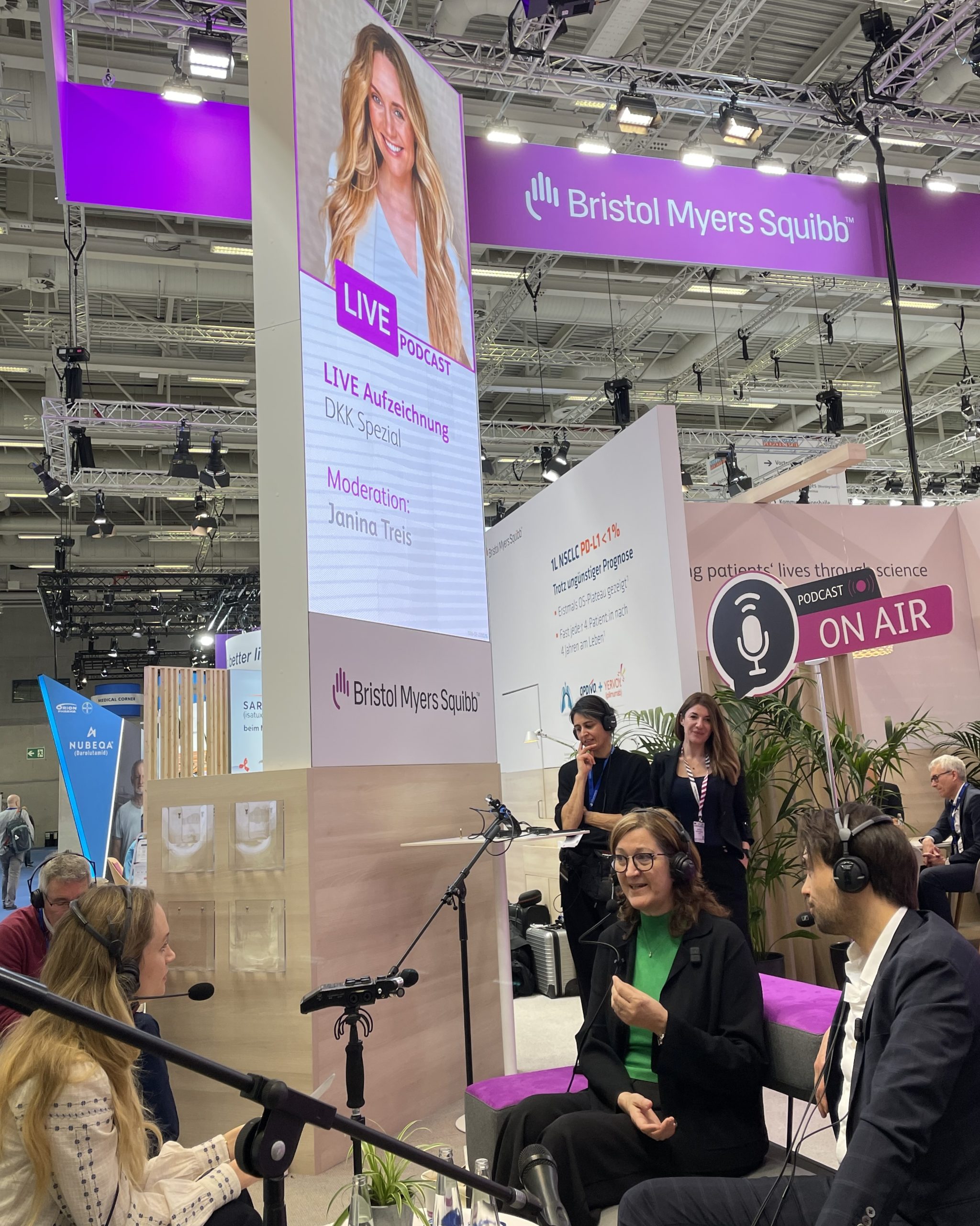 Moderatorin Janina Treis, aus Stuttgart, führt ein LIVE Podcastinterview auf dem Deutschen Krebskongress in Berlin.