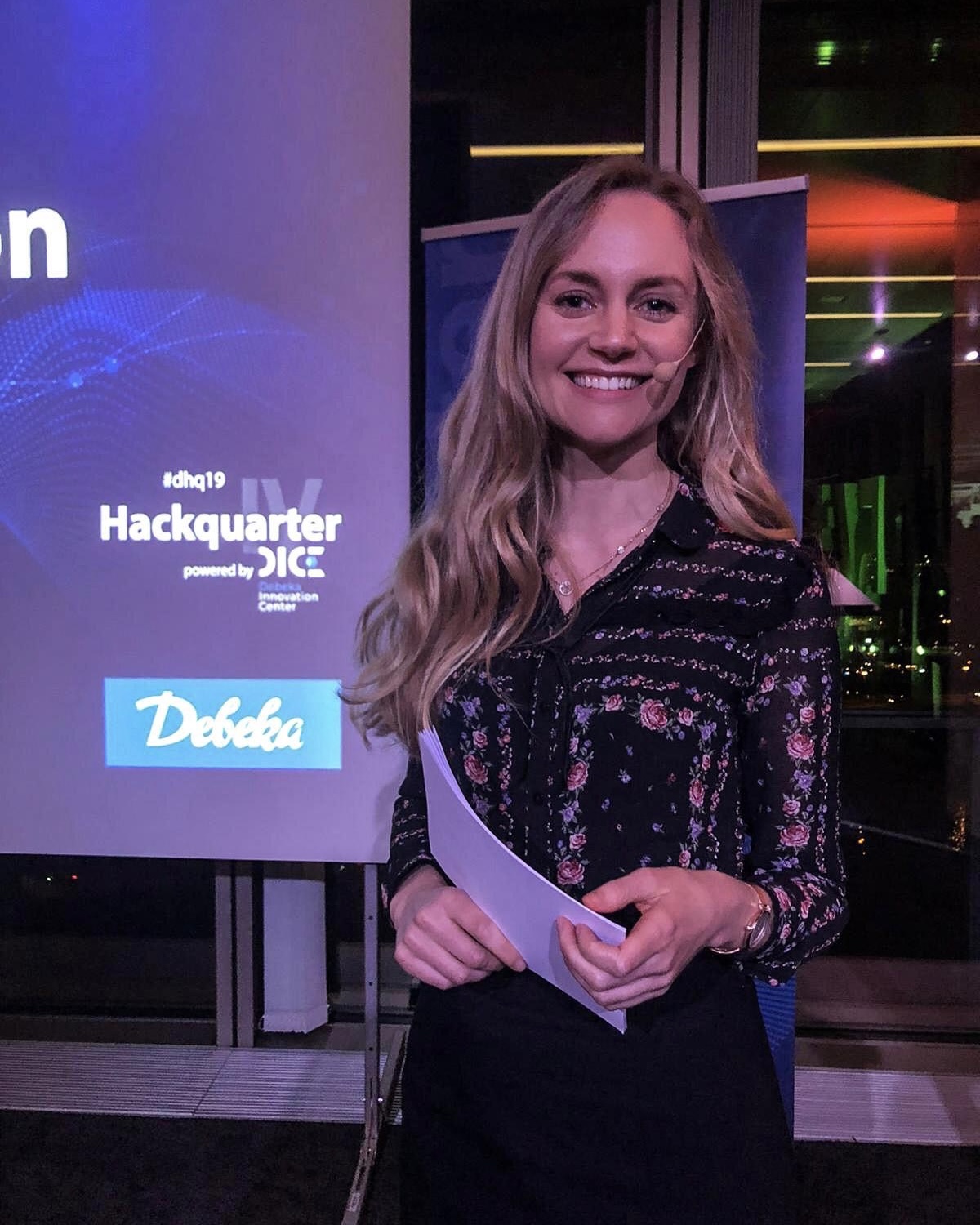 Moderatorin Janina Treis, aus Stuttgart, führt durch eine Abendveranstaltung.