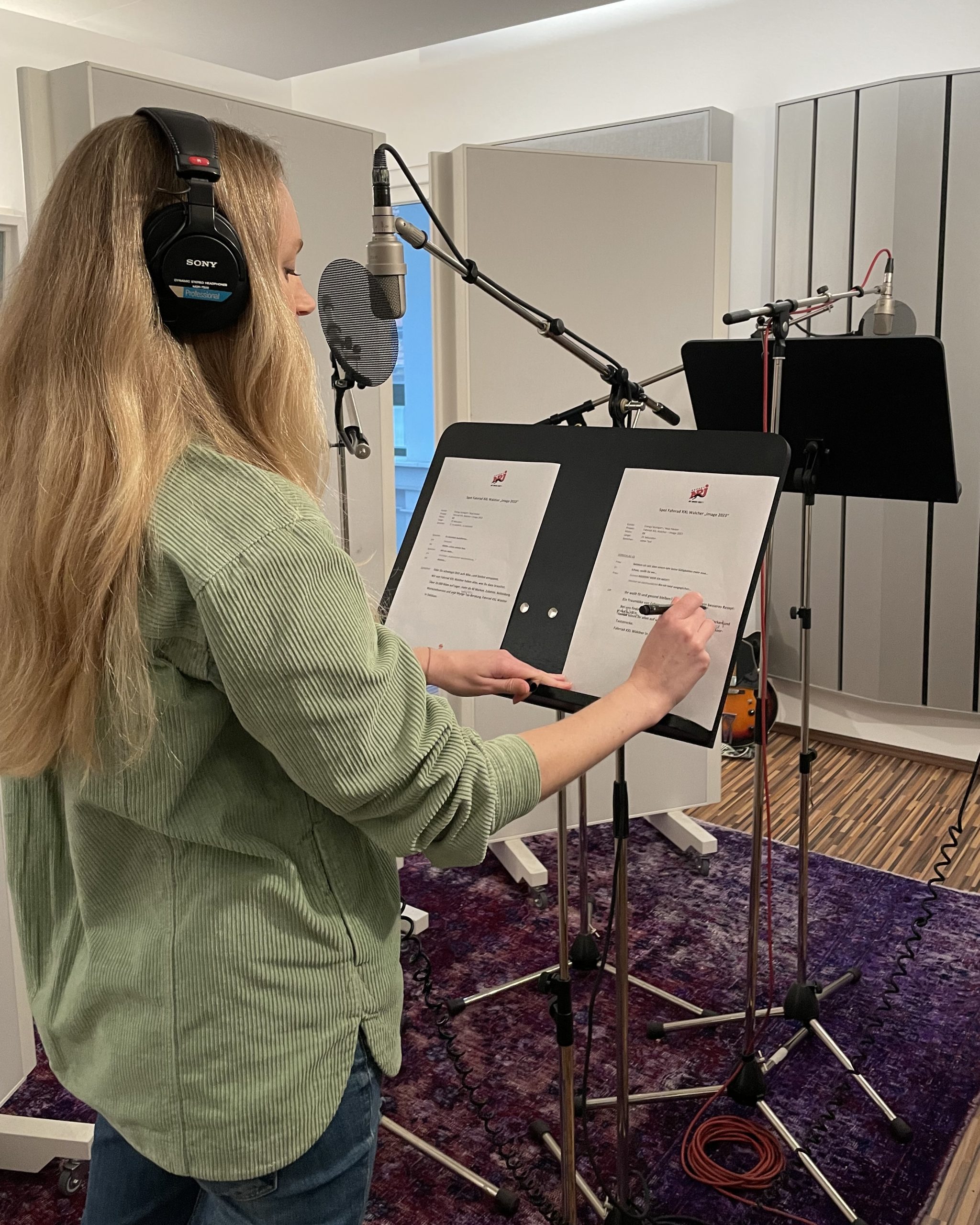 Moderatorin Janina Treis, aus Stuttgart, spricht im Tonstudio Werbetexte ein.