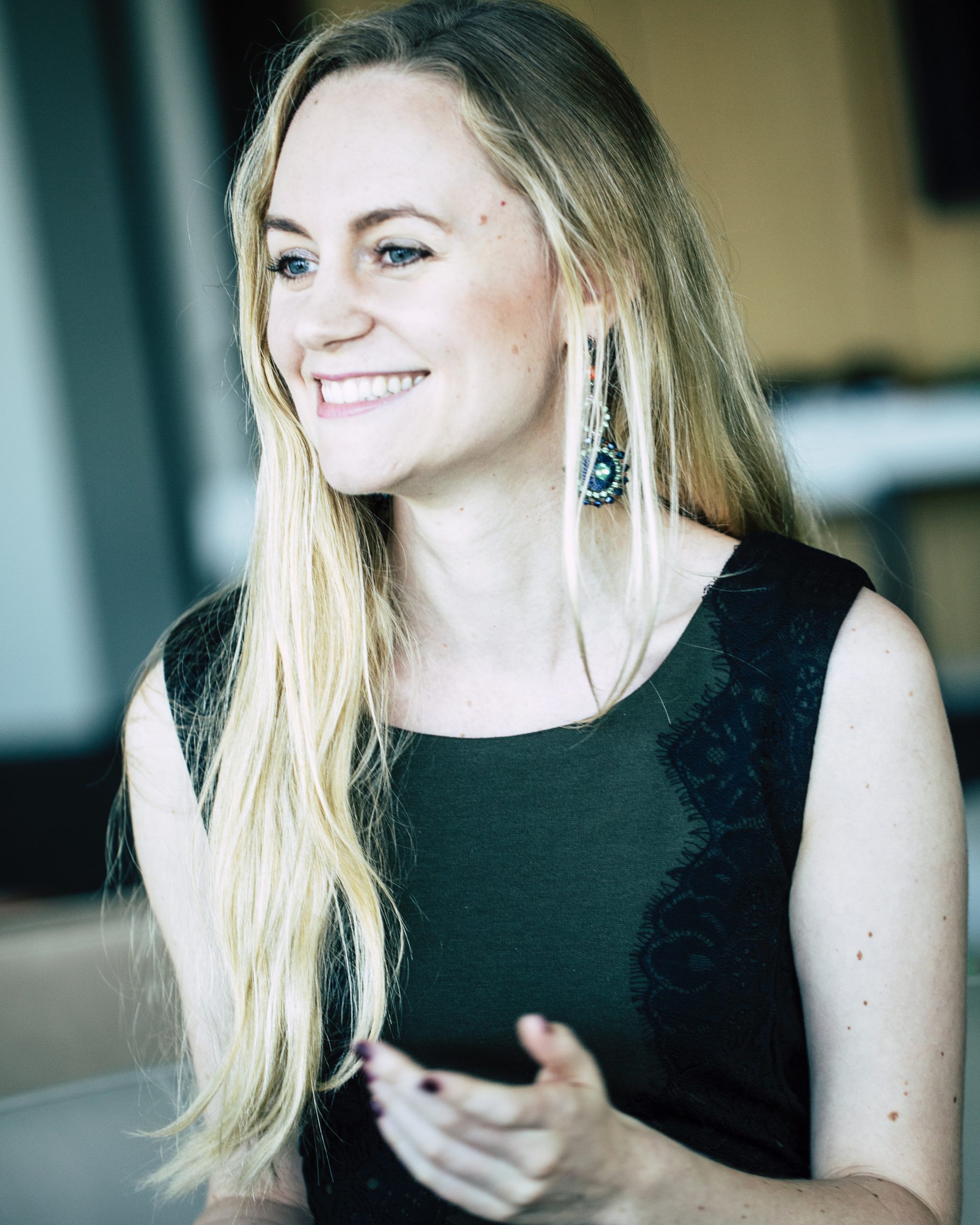 Moderatorin Janina Treis, aus Stuttgart, führt ein Interview.