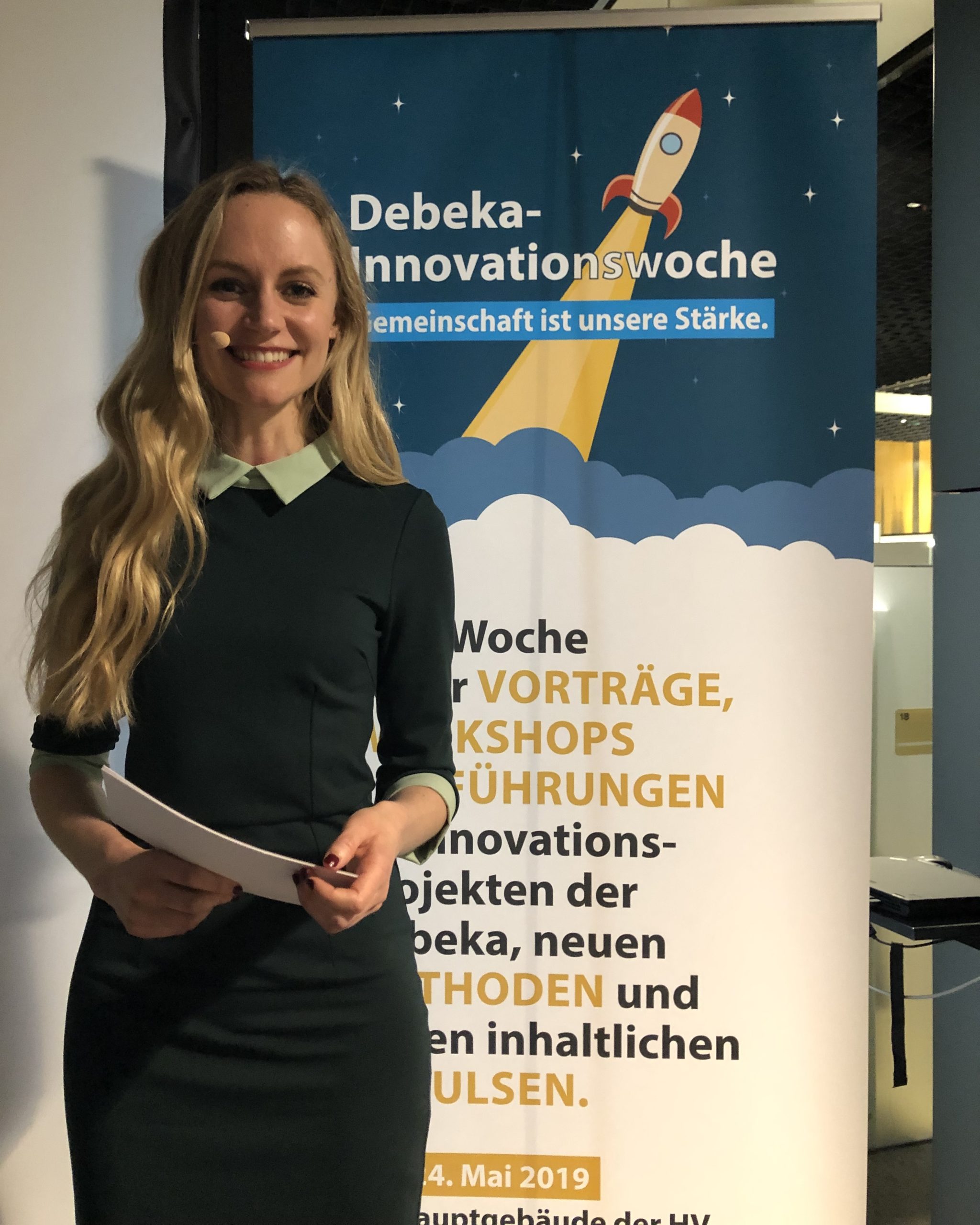 Moderatorin Janina Treis, aus Stuttgart, moderiert die Debeka-Innovationswoche in Koblenz.